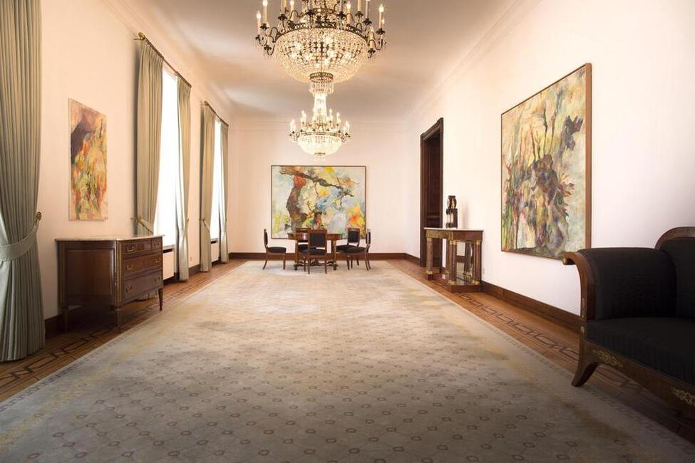 Im Empfangssaal finden Gespräche und Veranstaltungen statt. Die Gemälde stammen von Bernard Schultze (1915–2005 ) und sind Leihgaben des Museum Ludwig in Köln